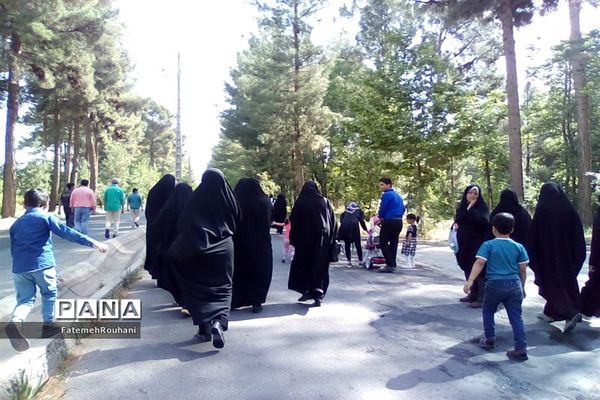 برگزاری همایش پیاده‌روی خانوادگی در خلیل‌آباد