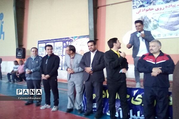 برگزاری همایش پیاده‌روی خانوادگی در خلیل‌آباد
