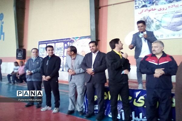 برگزاری همایش پیاده‌روی خانوادگی در خلیل‌آباد