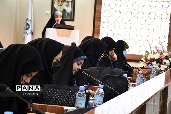 دیدار بانوان نخبه خوزستانی با معاون رئیس‌جمهوری در امور زنان و خانواده