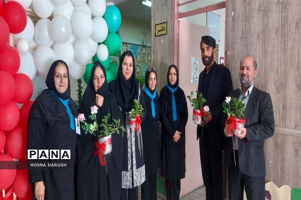 جشنواره دست نوشته‌های طلایی در دبستان شهدای فرهنگی ناحیه۷مشهد