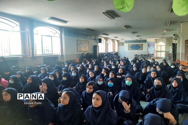 آموزش کار با اسلحه به دانش‌آموزان دختر منطقه ۱۴