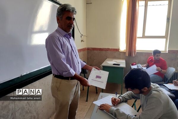 امتحان‌ پایش عملکرد مدارس سمپاد و شبه‌نهایی در دبیرستان شهید بهشتی رودهن