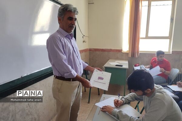 امتحان‌ پایش عملکرد مدارس سمپاد و شبه‌نهایی در دبیرستان شهید بهشتی رودهن