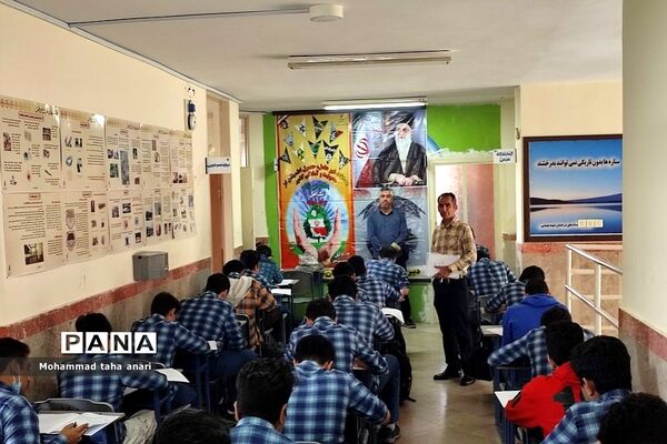 امتحان‌ پایش عملکرد مدارس سمپاد و شبه‌نهایی در دبیرستان شهید بهشتی رودهن