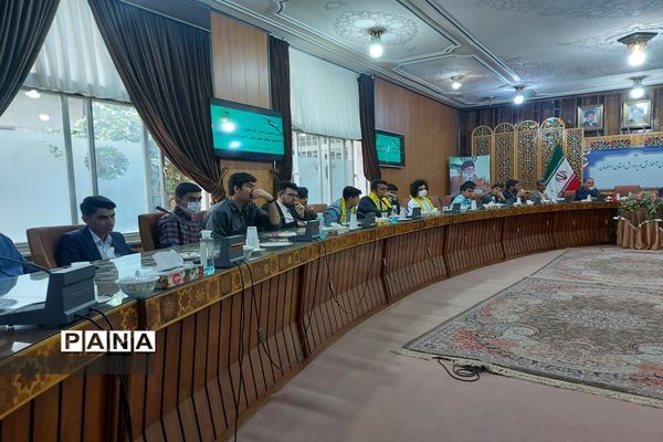 نشست مدیرکل آموزش و پرورش استان اصفهان با دانش‌آموزان عضو تشکل‌های دانش‌آموزی