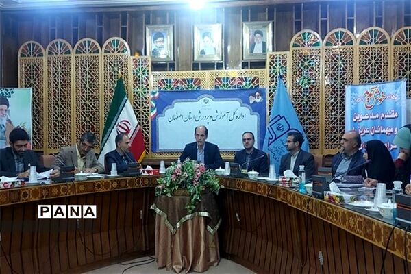 نشست مدیرکل آموزش و پرورش استان اصفهان با دانش‌آموزان عضو تشکل‌های دانش‌آموزی