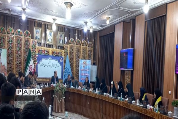 نشست مدیرکل آموزش و پرورش استان اصفهان با دانش‌آموزان عضو تشکل‌های دانش‌آموزی