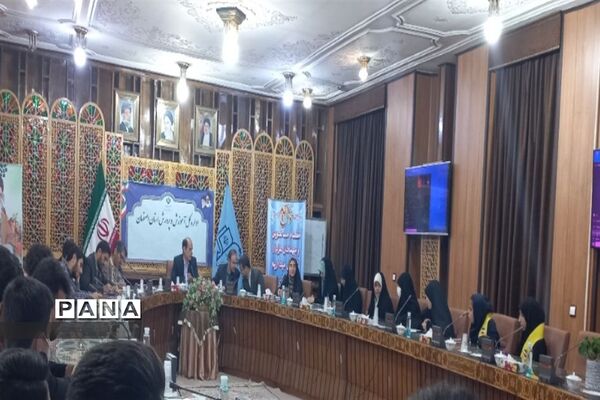 نشست مدیرکل آموزش و پرورش استان اصفهان با دانش‌آموزان عضو تشکل‌های دانش‌آموزی