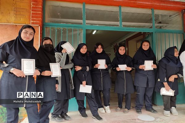 قدردانی از سفیران سلامت دبیرستان شهید قویدل ناحیه 6 مشهد مقدس