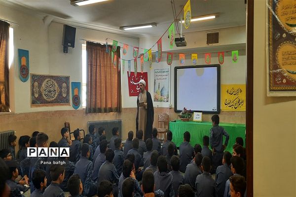 معرفی کتاب‌های شهید مطهری برای دانش‌آموزان مدرسه شاهد غدیر بافق