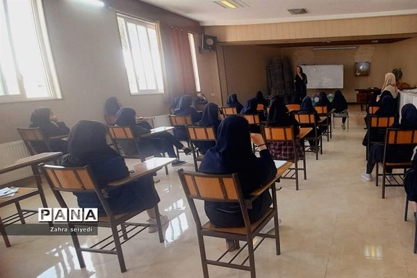 کارگاه معرفی مشاغل رشته تجربی در دبیرستان فاطمه الزهرا(س)