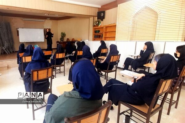 کارگاه معرفی مشاغل رشته تجربی در دبیرستان فاطمه الزهرا(س)