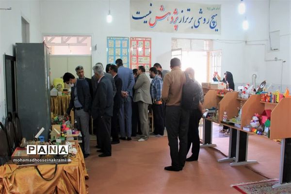 افتتاحیه نمایشگاه دست‌سازه‌های دانش‌آموزان شهرستان ابرکوه