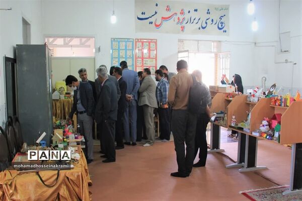 افتتاحیه نمایشگاه دست‌سازه‌های دانش‌آموزان شهرستان ابرکوه