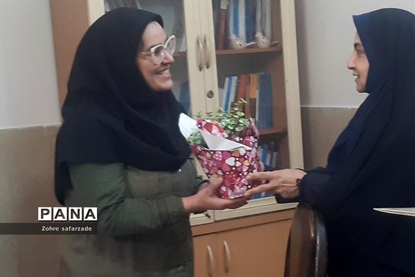 تقدیر از مشاوران مرکز مشاوره مدرسه آموزش و پرورش رودهن