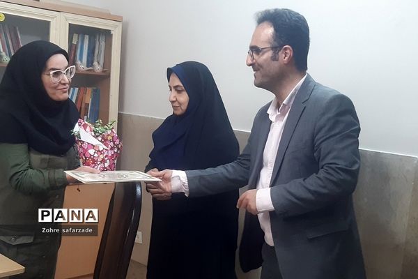 تقدیر از مشاوران مرکز مشاوره مدرسه آموزش و پرورش رودهن