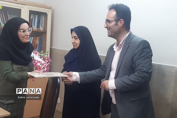 تقدیر از مشاوران مرکز مشاوره مدرسه آموزش و پرورش رودهن