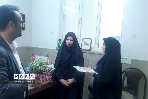 تقدیر از مشاوران مرکز مشاوره مدرسه آموزش و پرورش رودهن