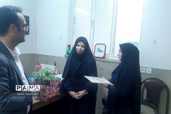 تقدیر از مشاوران مرکز مشاوره مدرسه آموزش و پرورش رودهن