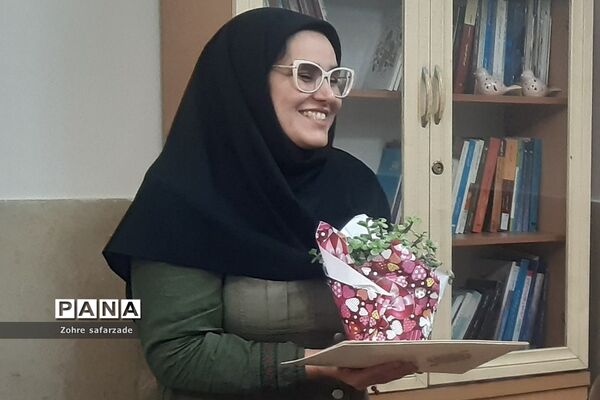 تقدیر از مشاوران مرکز مشاوره مدرسه آموزش و پرورش رودهن