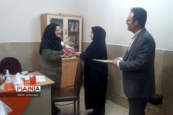 تقدیر از مشاوران مرکز مشاوره مدرسه آموزش و پرورش رودهن