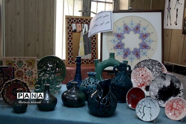 بازدید مدیرآموزش و پرورش ناحیه ۱ ری از نمایشگاه هنرستان دخترانه کار و دانش آیت‌الله صدر ناحیه ۱ شهرری