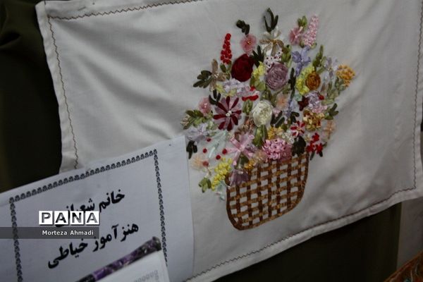 بازدید مدیرآموزش و پرورش ناحیه ۱ ری از نمایشگاه هنرستان دخترانه کار و دانش آیت‌الله صدر ناحیه ۱ شهرری