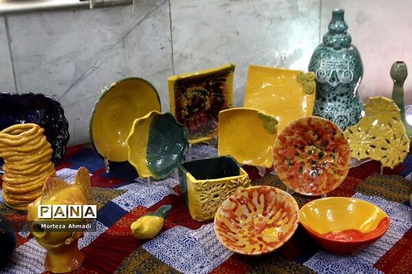 بازدید مدیرآموزش و پرورش ناحیه ۱ ری از نمایشگاه هنرستان دخترانه کار و دانش آیت‌الله صدر ناحیه ۱ شهرری