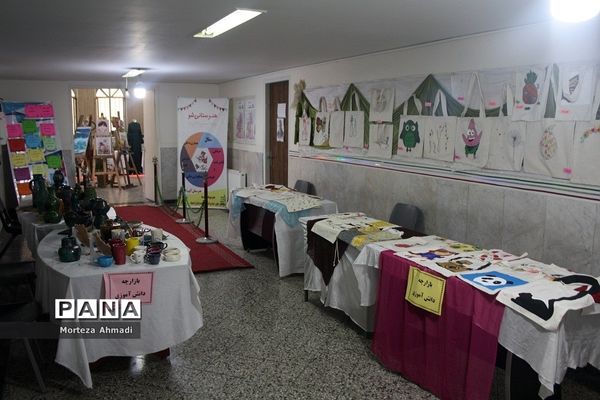 بازدید مدیرآموزش و پرورش ناحیه ۱ ری از نمایشگاه هنرستان دخترانه کار و دانش آیت‌الله صدر ناحیه ۱ شهرری