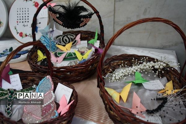 بازدید مدیرآموزش و پرورش ناحیه ۱ ری از نمایشگاه هنرستان دخترانه کار و دانش آیت‌الله صدر ناحیه ۱ شهرری