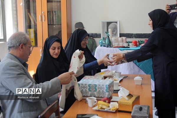 بازدید مدیرآموزش و پرورش ناحیه ۱ ری از نمایشگاه هنرستان دخترانه کار و دانش آیت‌الله صدر ناحیه ۱ شهرری