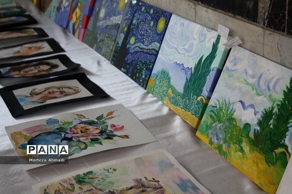 بازدید مدیرآموزش و پرورش ناحیه ۱ ری از نمایشگاه هنرستان دخترانه کار و دانش آیت‌الله صدر ناحیه ۱ شهرری