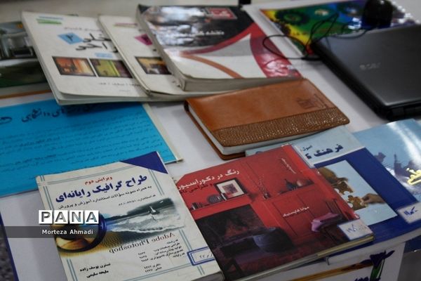 بازدید مدیرآموزش و پرورش ناحیه ۱ ری از نمایشگاه هنرستان دخترانه کار و دانش آیت‌الله صدر ناحیه ۱ شهرری