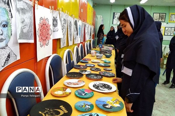 برگزاری نمایشگاه به مناسبت هفته مشاغل در هنرستان فدک