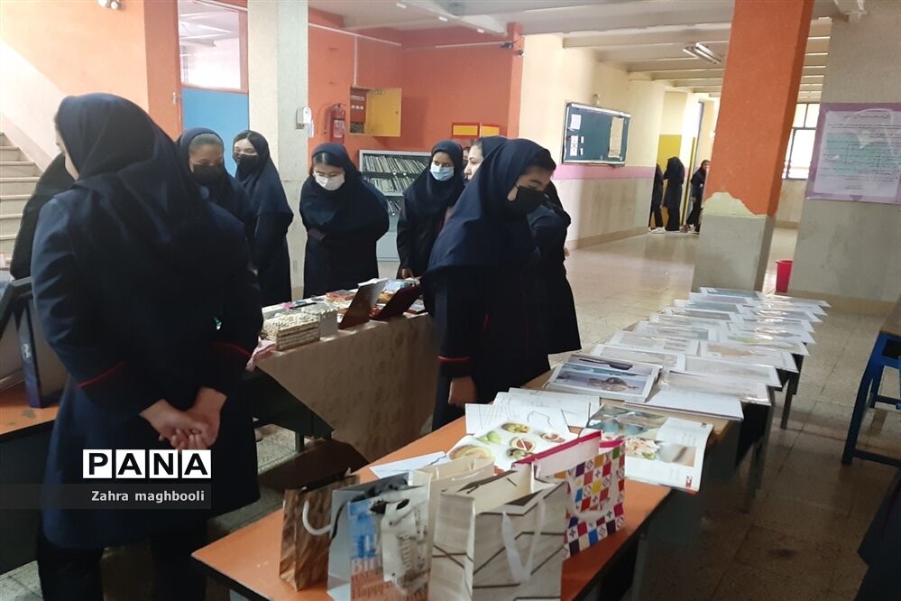 برپایی نمایشگاه معرفی مشاغل خانگی در مدرسه مهربانان ملارد