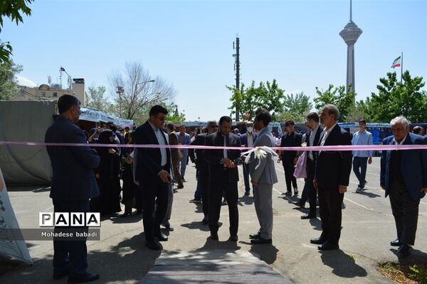 افتتاحیه نمایشگاه توانمندی‌های هنرجویان هنرستان‌ها آموزش و پرورش منطقه ۲