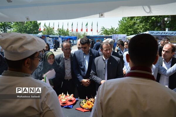 افتتاحیه نمایشگاه توانمندی‌های هنرجویان هنرستان‌ها آموزش و پرورش منطقه ۲