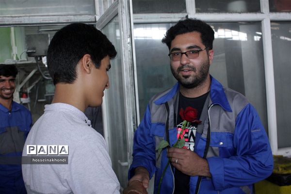 تقدیر دانش‌آموزان میبدی  از کارگران کارخانه قند به‌مناسبت روز جهانی کارگر