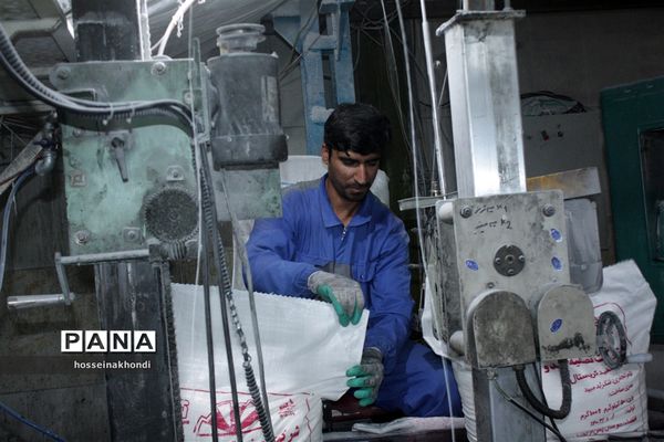 تقدیر دانش‌آموزان میبدی  از کارگران کارخانه قند به‌مناسبت روز جهانی کارگر