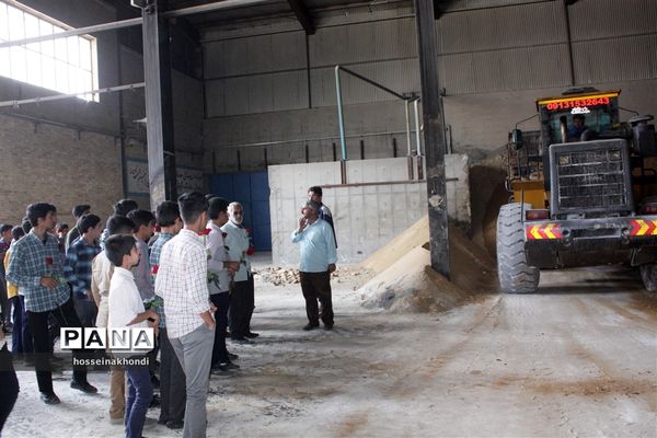 تقدیر دانش‌آموزان میبدی  از کارگران کارخانه قند به‌مناسبت روز جهانی کارگر