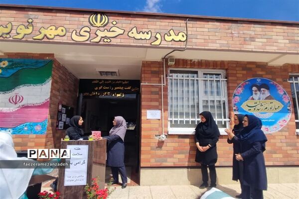 بازارچه مواد غذایی و صنایع‌دستی و دست‌سازه‌های دانش‌‌آموزان در مدرسه مهرنوین فیروزکوه