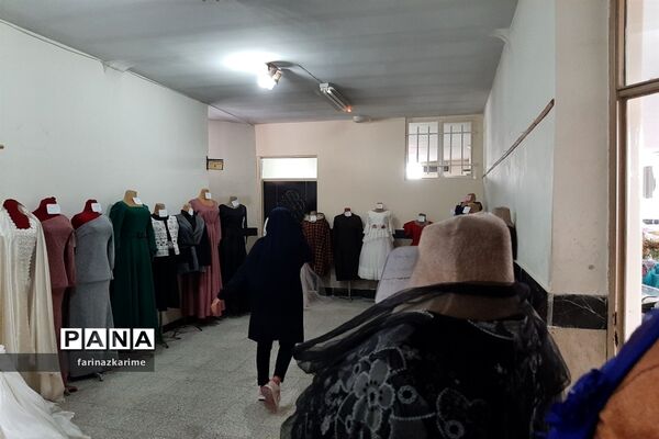بازدید دانش‌آموزان پایه نهم دبیرستان سردار سلیمانی از نمایشگاه صنایع‌دستی دانش‌آموزان دبیرستان بلیغ فیروزکوه