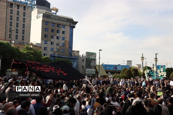 تشییع پیکر شهید غیرت بر دستان مردم مشهد