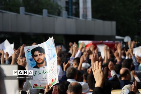 تشییع پیکر شهید غیرت بر دستان مردم مشهد