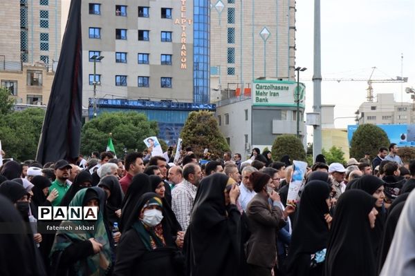 تشییع پیکر شهید غیرت بر دستان مردم مشهد