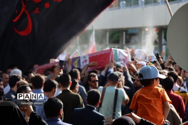 تشییع پیکر شهید غیرت بر دستان مردم مشهد