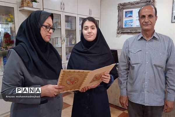 رونمایی از کتاب دانش‌آموزان نویسنده قرچکی
