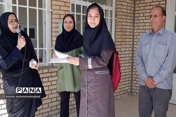 رونمایی از کتاب دانش‌آموزان نویسنده قرچکی
