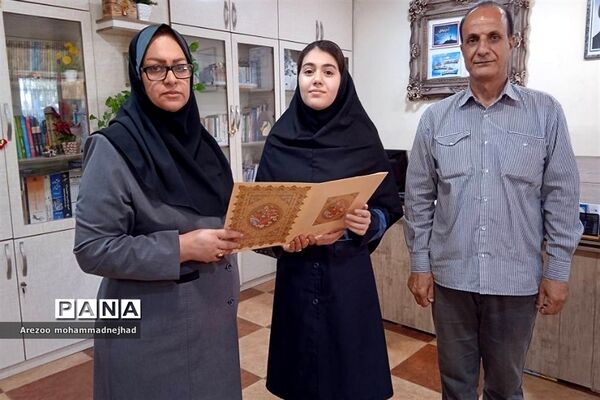 رونمایی از کتاب دانش‌آموزان نویسنده قرچکی